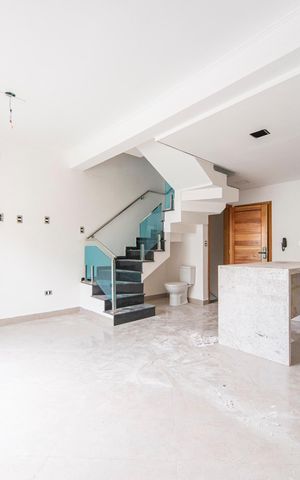 Casa à venda com 150m², 3 quartos e 4 vagas Casa à venda com 150m², 3 quartos e 4 vagasSala