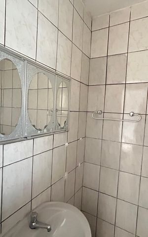 Casa à venda com 450m², 6 quartos e 4 vagas Casa à venda com 450m², 6 quartos e 4 vagasBanheiro 3