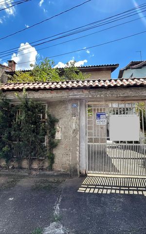Casa à venda com 450m², 6 quartos e 4 vagas Casa à venda com 450m², 6 quartos e 4 vagasPlaca instalada na fachada do imóvel