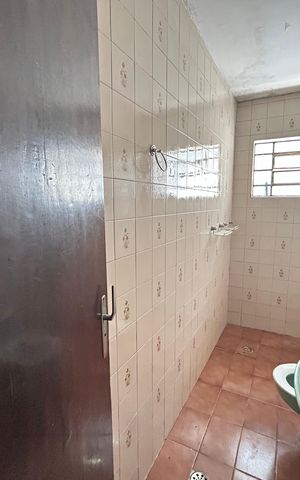 Casa à venda com 450m², 6 quartos e 4 vagas Casa à venda com 450m², 6 quartos e 4 vagasBanheiro 2