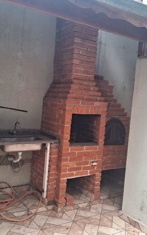 Casa à venda com 200m², 4 quartos e 2 vagas Casa à venda com 200m², 4 quartos e 2 vagasÁrea externa