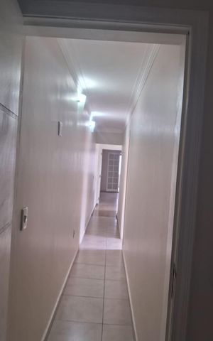 Casa à venda com 200m², 4 quartos e 2 vagas Casa à venda com 200m², 4 quartos e 2 vagasCorredor