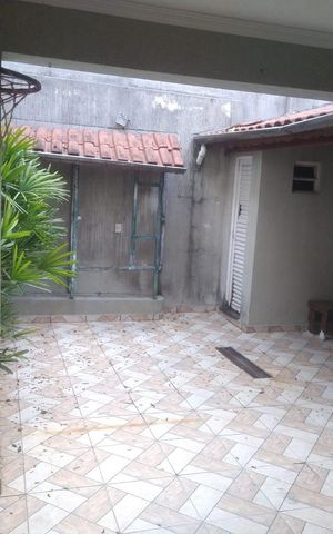 Casa à venda com 200m², 4 quartos e 2 vagas Casa à venda com 200m², 4 quartos e 2 vagasÁrea externa