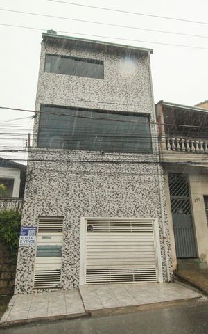 Casa à venda com 200m², 5 quartos e 1 vaga Casa à venda com 200m², 5 quartos e 1 vagaFachada