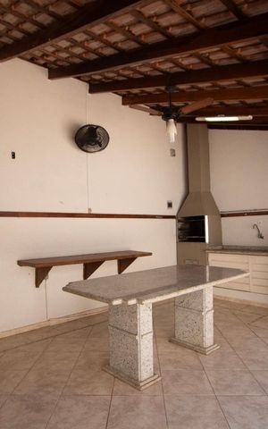 Casa para alugar com 232m², 4 quartos e 3 vagas