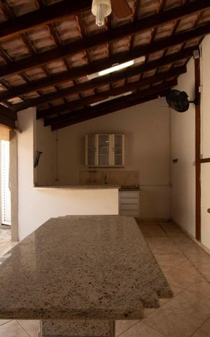 Casa para alugar com 232m², 4 quartos e 3 vagas