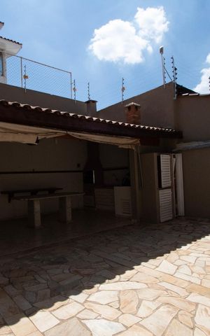 Casa para alugar com 232m², 4 quartos e 3 vagas