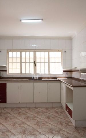 Casa para alugar com 232m², 4 quartos e 3 vagas