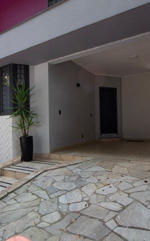 Casa para alugar com 232m², 4 quartos e 3 vagas