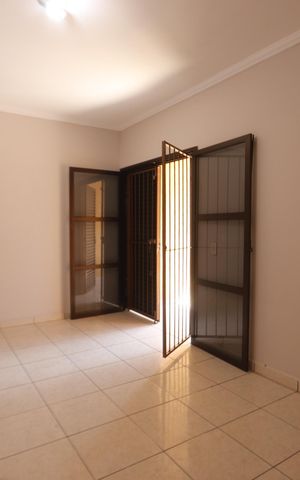 Casa à venda com 245m², 4 quartos e 2 vagasSuíte
