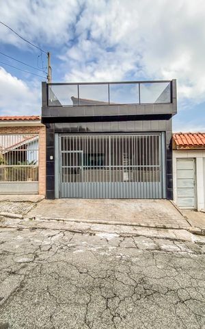 Casa à venda com 181m², 2 quartos e 2 vagas Casa à venda com 181m², 2 quartos e 2 vagasFachada