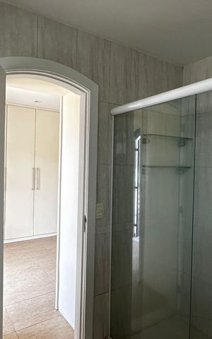 Casa de condomínio para alugar com 160m², 3 quartos e 4 vagas Casa de condomínio para alugar com 160m², 3 quartos e 4 vagasBanheiro do Quarto 1