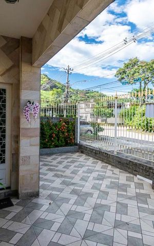 Casa à venda com 138m², 3 quartos e 5 vagas Casa à venda com 138m², 3 quartos e 5 vagasVaranda da frente