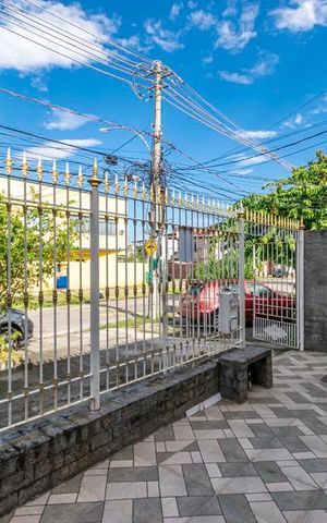 Casa à venda com 138m², 3 quartos e 5 vagas Casa à venda com 138m², 3 quartos e 5 vagasVaranda da frente