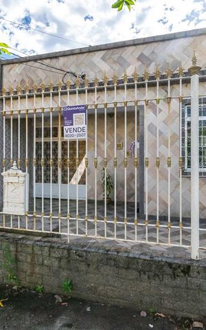 Casa à venda com 138m², 3 quartos e 5 vagas Casa à venda com 138m², 3 quartos e 5 vagasFachada
