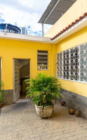 Casa à venda com 138m², 3 quartos e 5 vagas Casa à venda com 138m², 3 quartos e 5 vagasQuintal