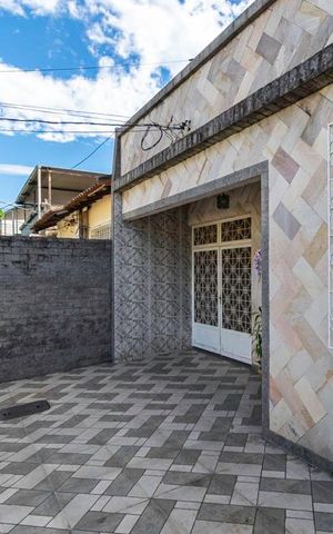 Casa à venda com 138m², 3 quartos e 5 vagas Casa à venda com 138m², 3 quartos e 5 vagasVaranda da frente
