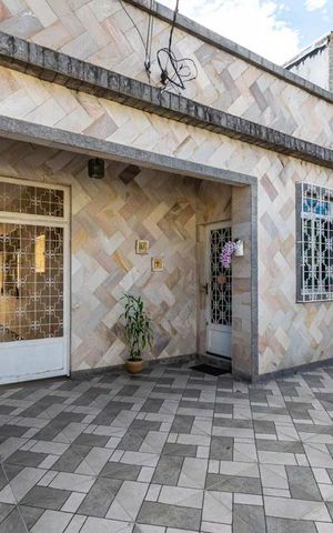 Casa à venda com 138m², 3 quartos e 5 vagas Casa à venda com 138m², 3 quartos e 5 vagasVaranda da frente