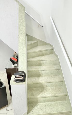 Casa à venda com 110m², 3 quartos e 1 vaga Casa à venda com 110m², 3 quartos e 1 vagaEscada
