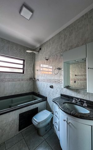 Casa à venda com 186m², 3 quartos e 2 vagas Casa à venda com 186m², 3 quartos e 2 vagasBanheiro da Suíte 1