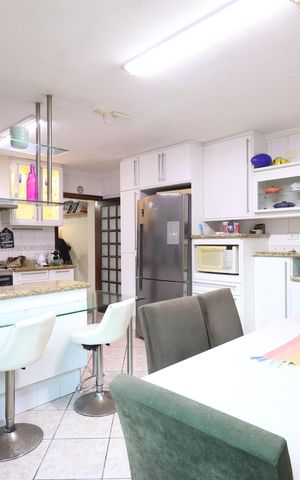 Casa à venda com 190m², 4 quartos e 2 vagasCozinha 