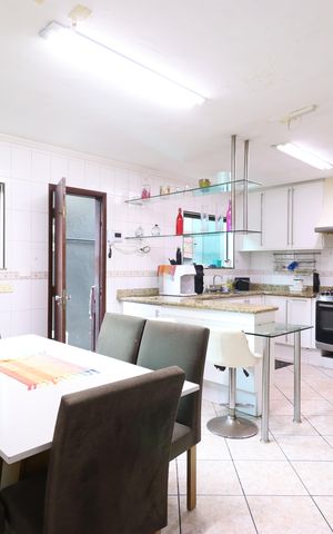 Casa à venda com 190m², 4 quartos e 2 vagasCozinha 