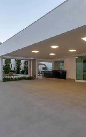 Casa à venda com 430m², 4 quartos e 6 vagas Casa à venda com 430m², 4 quartos e 6 vagasGaragem