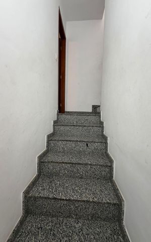 Casa à venda com 68m², 2 quartos e 2 vagasEscada