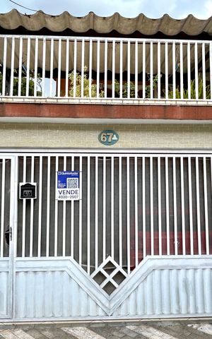 Casa à venda com 151m², 3 quartos e 2 vagas Casa à venda com 151m², 3 quartos e 2 vagasPlaca instalada na fachada do imóvel