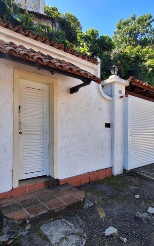 Casa à venda com 350m², 3 quartos e 3 vagas Casa à venda com 350m², 3 quartos e 3 vagasFachada