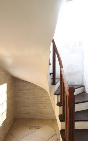 Casa à venda com 160m², 3 quartos e 2 vagasEscada
