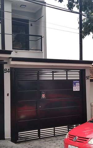 Casa à venda com 123m², 3 quartos e 2 vagas Casa à venda com 123m², 3 quartos e 2 vagasFachada