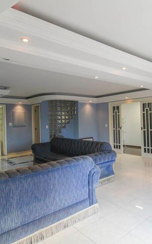 Casa à venda com 500m², 3 quartos e 5 vagas Casa à venda com 500m², 3 quartos e 5 vagasSala