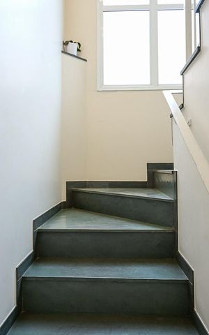 Casa de condomínio à venda com 168m², 3 quartos e 2 vagasEscada