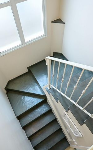 Casa de condomínio à venda com 168m², 3 quartos e 2 vagasEscada