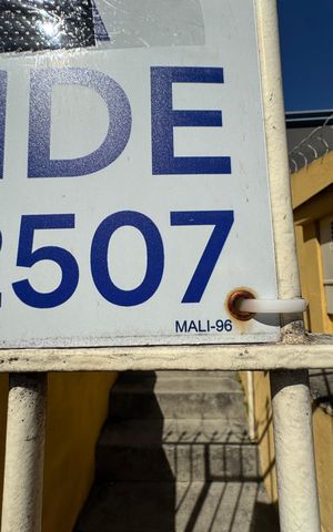 Casa à venda com 290m², 2 quartos e 3 vagas Casa à venda com 290m², 2 quartos e 3 vagasPLACA