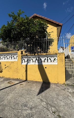Casa à venda com 290m², 2 quartos e 3 vagas Casa à venda com 290m², 2 quartos e 3 vagasFachada com placa
