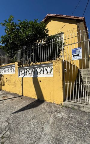 Casa à venda com 290m², 2 quartos e 3 vagas Casa à venda com 290m², 2 quartos e 3 vagasFachada com placa