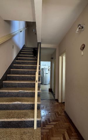 Casa à venda com 290m², 2 quartos e 3 vagas Casa à venda com 290m², 2 quartos e 3 vagasEscada - Casa 2