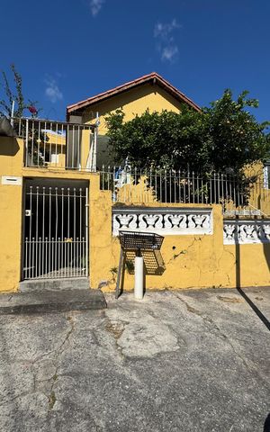 Casa à venda com 290m², 2 quartos e 3 vagas Casa à venda com 290m², 2 quartos e 3 vagasFachada com placa