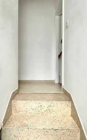 Casa à venda com 125m², 2 quartos e 2 vagas Casa à venda com 125m², 2 quartos e 2 vagasEscada