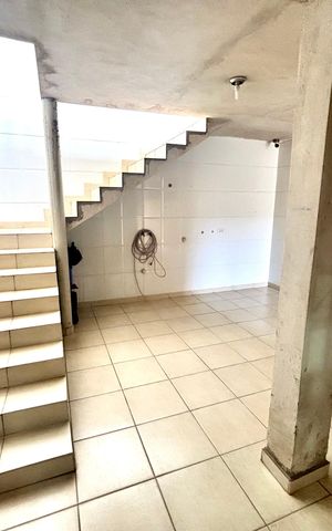 Casa à venda com 125m², 2 quartos e 2 vagas Casa à venda com 125m², 2 quartos e 2 vagasEscada