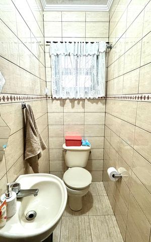 Casa à venda com 125m², 2 quartos e 2 vagas Casa à venda com 125m², 2 quartos e 2 vagasBanheiro 1