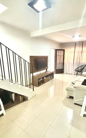 Casa à venda com 125m², 2 quartos e 2 vagas Casa à venda com 125m², 2 quartos e 2 vagasSala