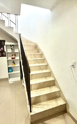 Casa à venda com 125m², 2 quartos e 2 vagas Casa à venda com 125m², 2 quartos e 2 vagasEscada