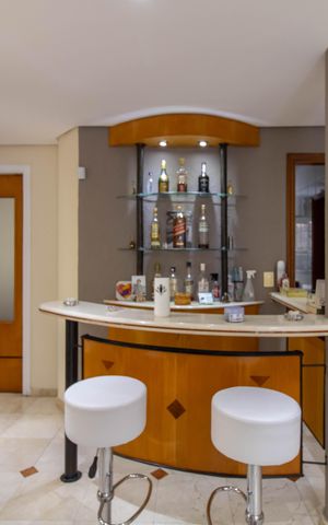 Casa à venda com 330m², 3 quartos e 4 vagasSala
