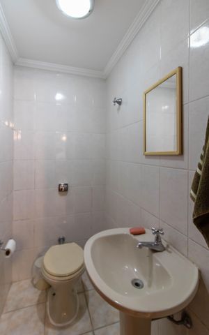 Casa à venda com 330m², 3 quartos e 4 vagasBanheiro da Garagem