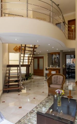 Casa à venda com 330m², 3 quartos e 4 vagasSala