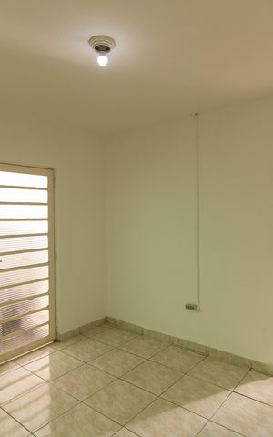 Casa à venda com 140m², 4 quartos e 3 vagas Casa à venda com 140m², 4 quartos e 3 vagasSala da casa 02