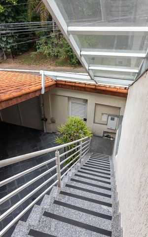 Casa à venda com 500m², 3 quartos e 3 vagasEscada de Entrada